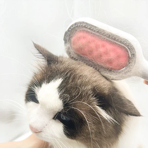 Ergonomic handle of the GroomPro pet comb