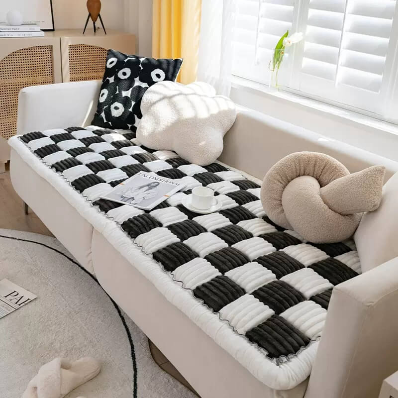 Non-slip silicone backing on the CosyGuard pet blanket
