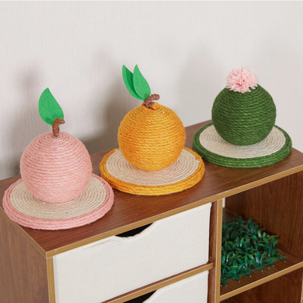 Orange-shaped sisal scratcher in mandarin