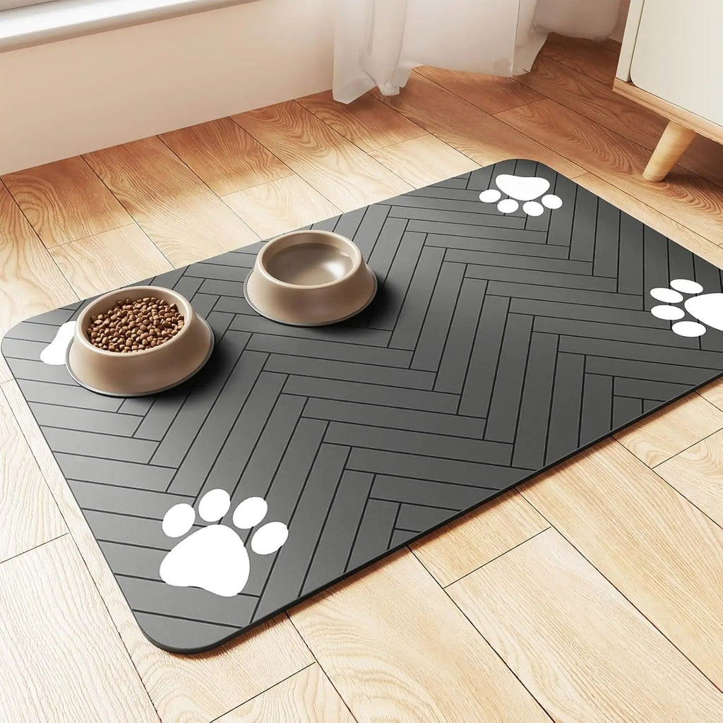 Pet bowls sitting on the absorbent mat