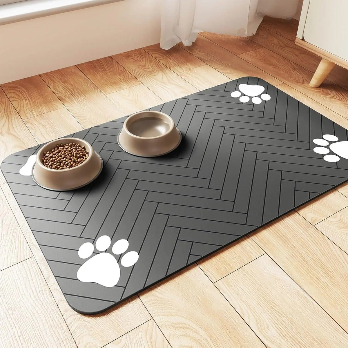 Pet bowls sitting on the absorbent mat