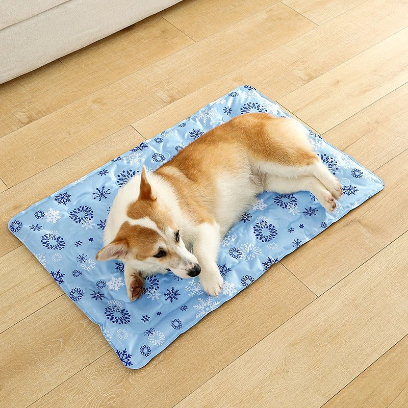 Dog lying on the self-cooling gel mat