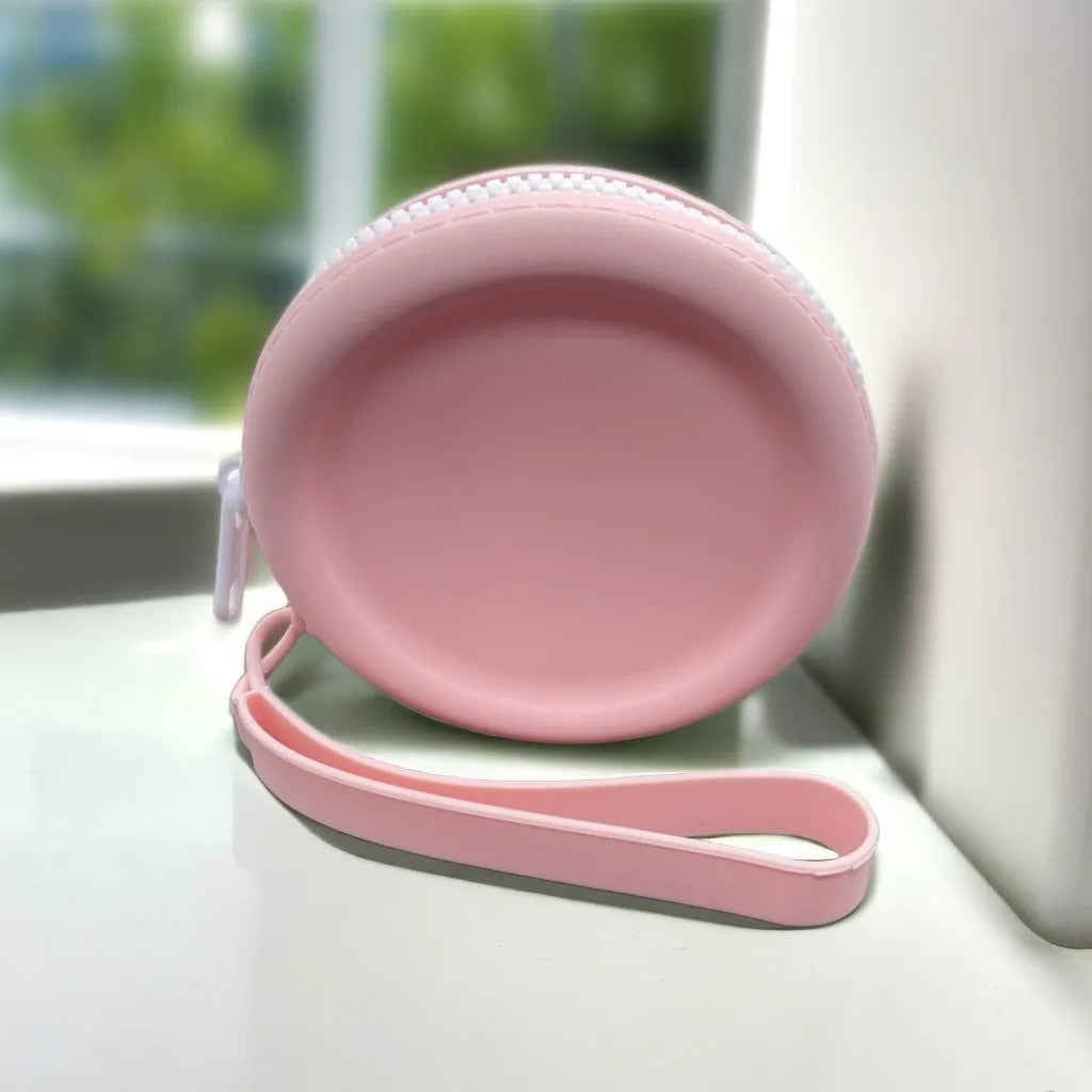 Magnetic closure on the silicone treat bag