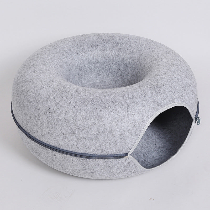 Zip detail on the 2-in-1 donut cat bed